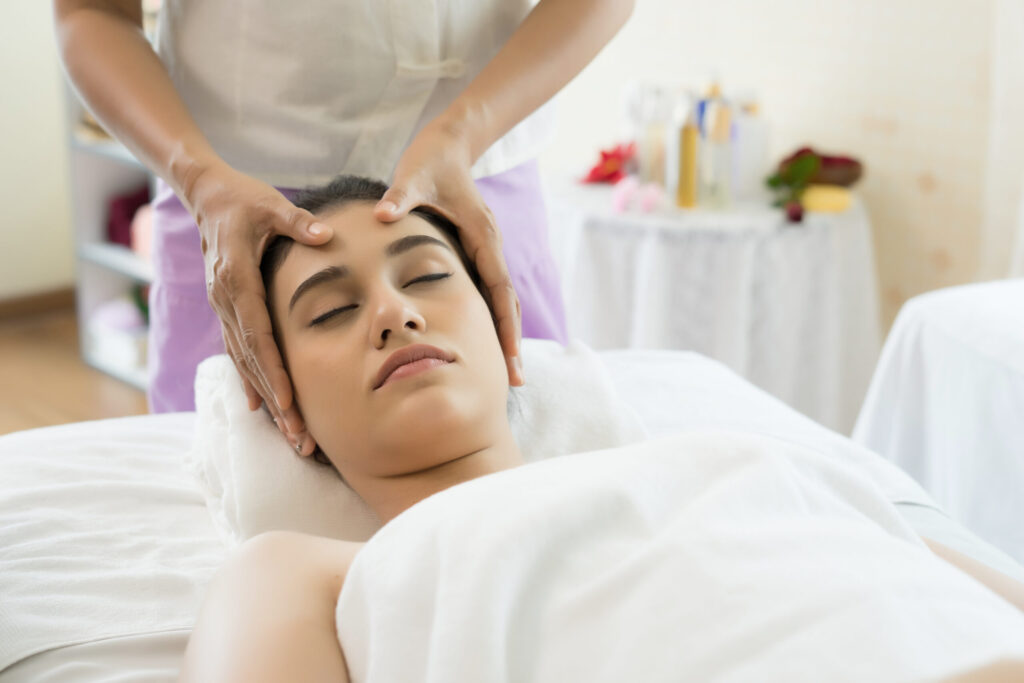 Head massage therapy in Andheri, Mumbai at Empire Spa