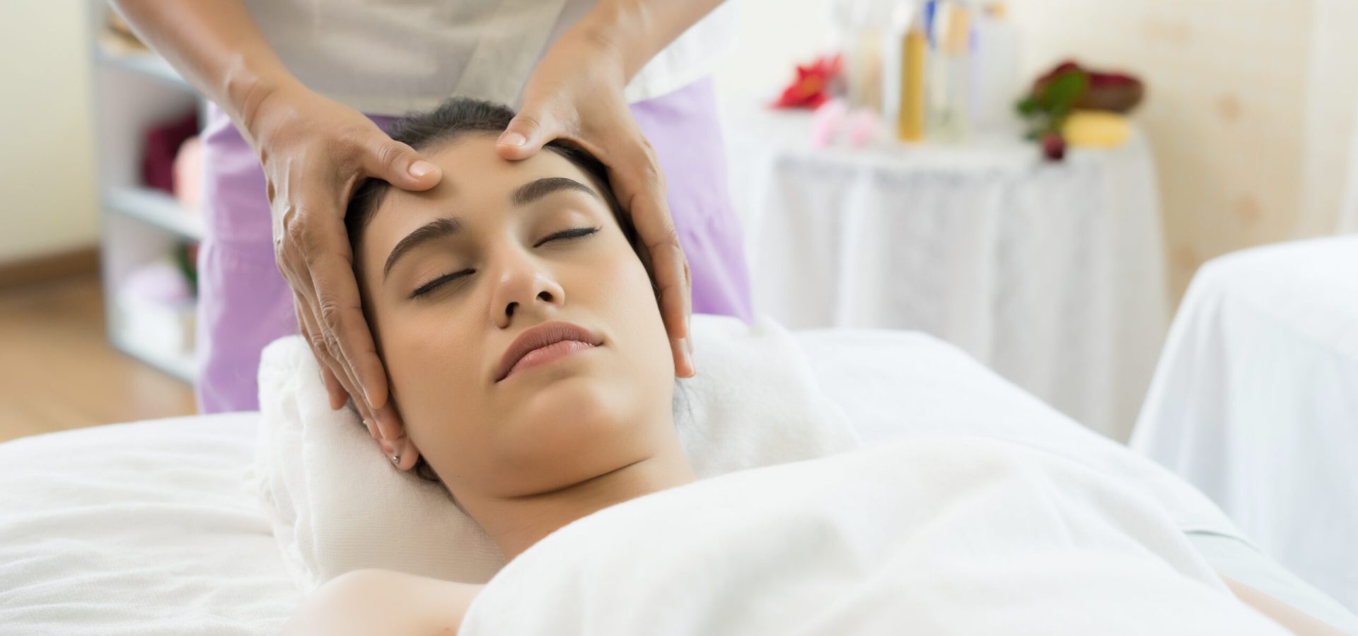 Head massage therapy in Andheri, Mumbai at Empire Spa