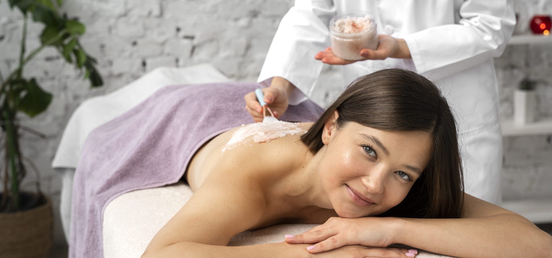 Aloe vera cream massage therapy in Andheri, Mumbai at Empire Spa